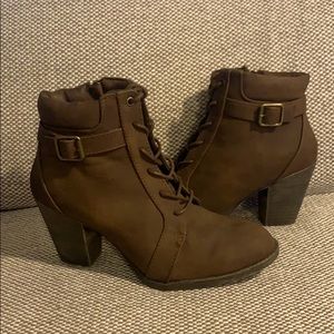 Daisy Fuentes Booties